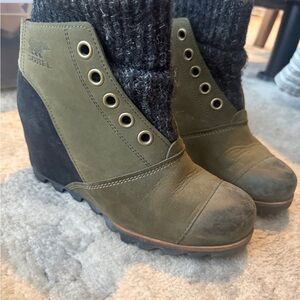 Sorel Olive and Black Winter Boots